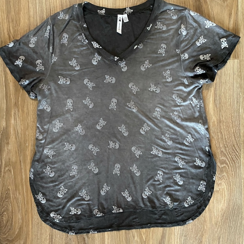 Cable & Gauge Black Short Sleeve V-Neck Tee with Gray Skull Print